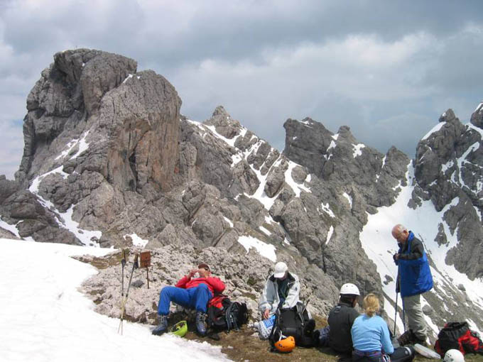 Gipfelbild mit vielen erschpften Kletterern
